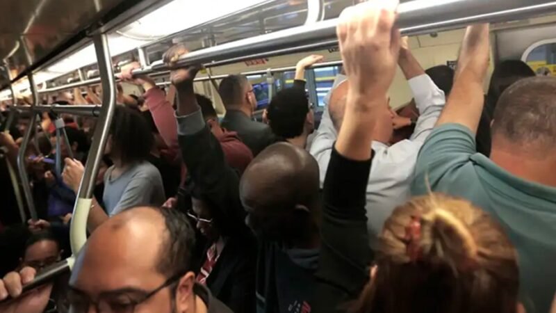 Trem lotado no Metrô Linha Vermelha, sentido zona leste/Barra Funda, no segundo dia da greve dos metroviário em SP/Paulo Pinto/Agencia Brasil