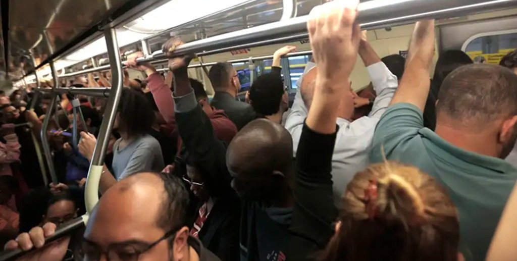 Trem lotado no Metrô Linha Vermelha, sentido zona leste/Barra Funda, no segundo dia da greve dos metroviário em SP/Paulo Pinto/Agencia Brasil