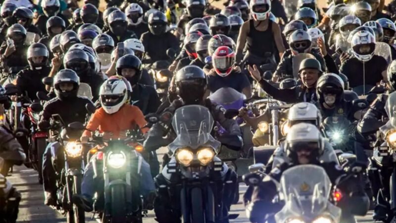 Motociclistas passam na ponte JK no tradicional passeio de motos do Capital Moto Week, que foi criado em 2024/Rafa Neddermeyer/Agência Brasil