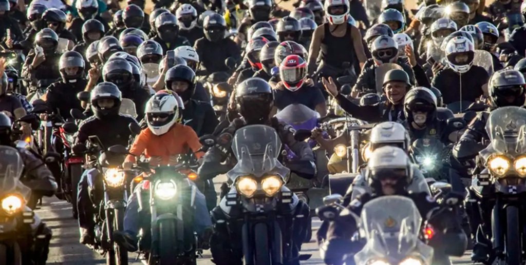 Motociclistas passam na ponte JK no tradicional passeio de motos do Capital Moto Week, que foi criado em 2024/Rafa Neddermeyer/Agência Brasil