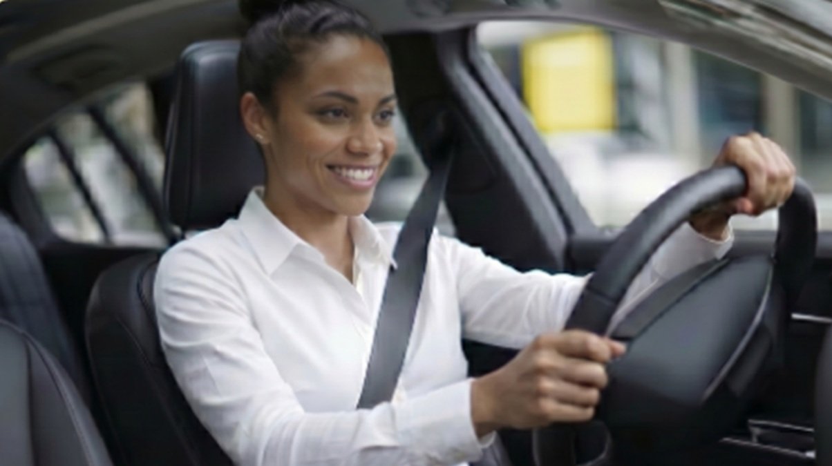 Mulher motorista de aplicativo carro trabalho Misto Brasil