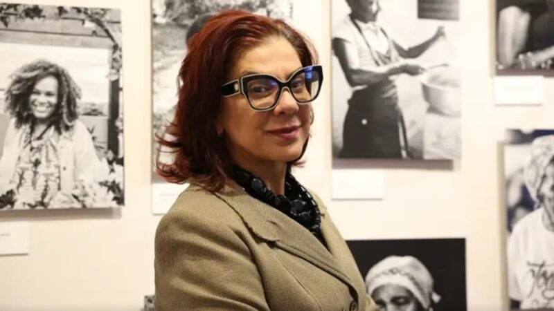 Siléa Macieira, diretora do Museu da Justiça do Estado do Rio de Janeiro, na exposição sobre quilombolas em cartaz na instituição/Rovena Rosa/Agência Brasil