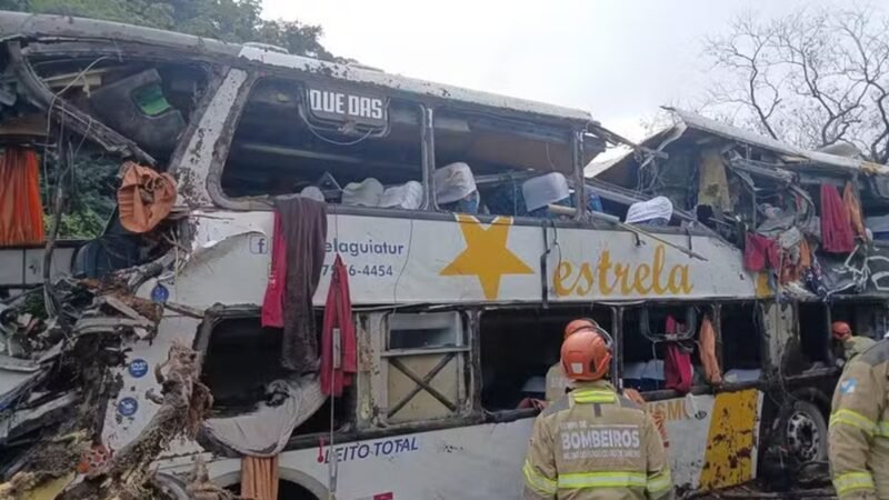Ônibus tomba na Serra de Petrópolis e deixa nove mortos
