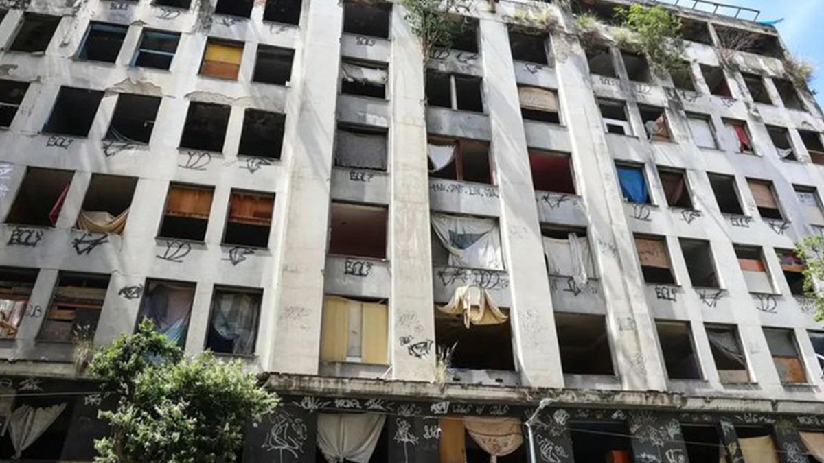 Prédio público abandonado INSDS RJ Misto Brasil