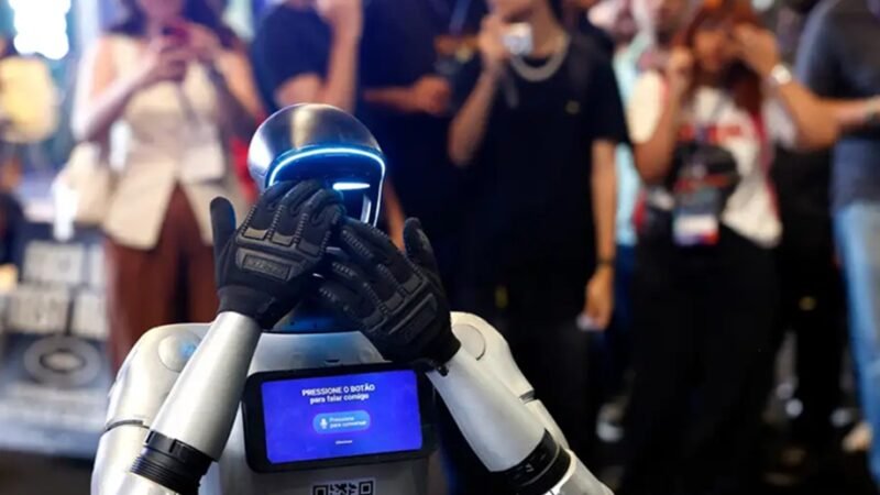 Robô atrai a atenção do público durante o Rio Innovation Week, conferência de tecnologia e inovação, no Pier Mauá, no Rio/Tânia Rêgo/Agência Brasil