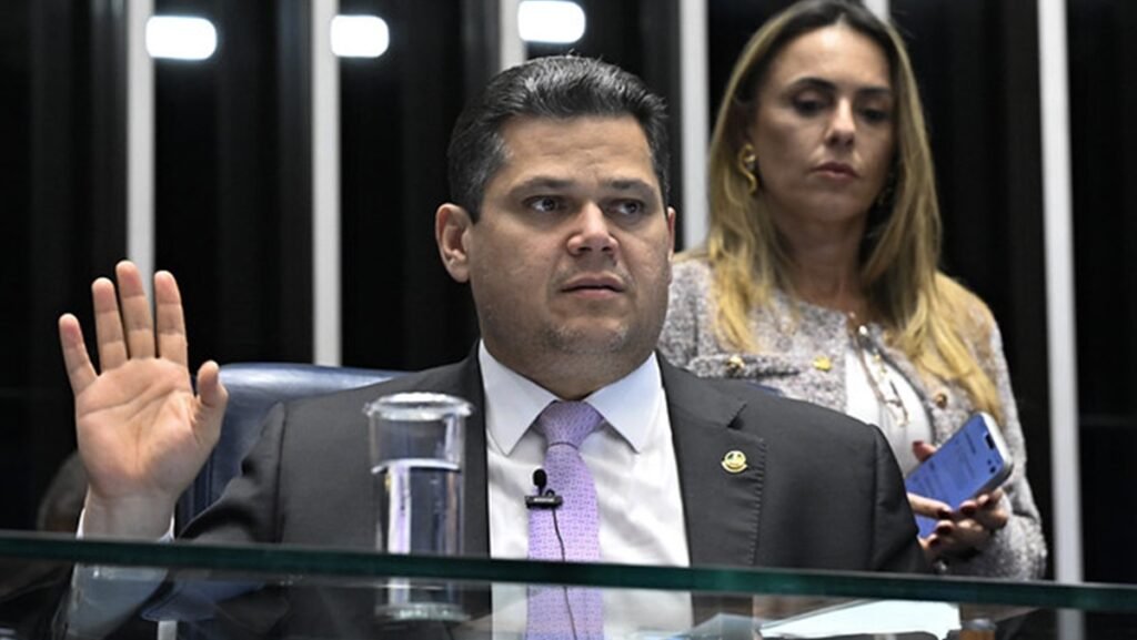 Alcolumbre classifica reunião com Lula como institucional