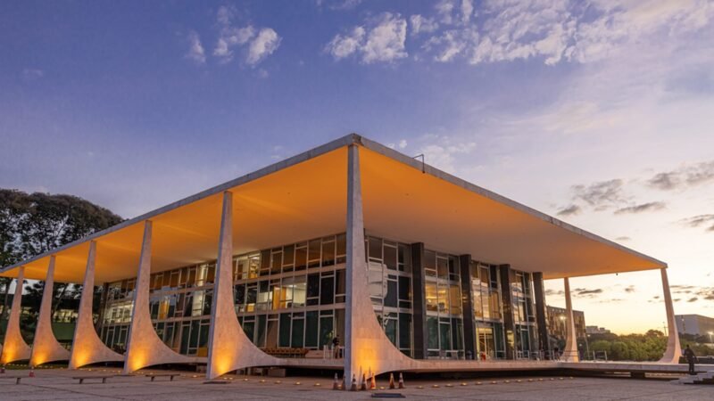 STF manda 7 tribunais cortarem e devolverem super-salários