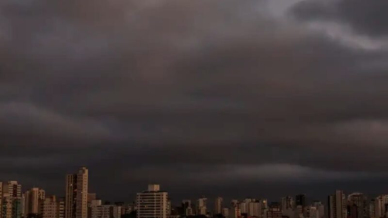 Nuvens carregadas no céu da cidade de São Paulo no final de sexta-feira/Paulo Pinto/Agência Brasil