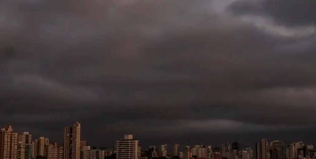 Nuvens carregadas no céu da cidade de São Paulo no final de sexta-feira/Paulo Pinto/Agência Brasil