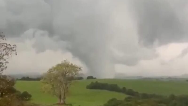 Impactos e alertas do mau tempo e ventania no RS e em Santos