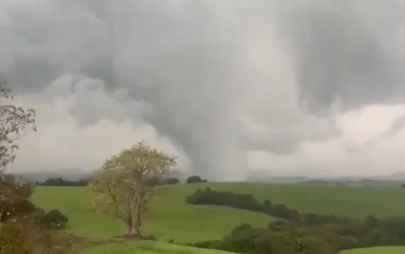 Impactos e alertas do mau tempo e ventania no RS e em Santos