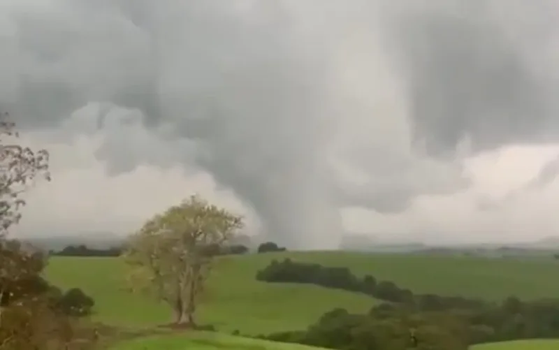 Temporal nuvens carregadas chuva RS Misto Brasil