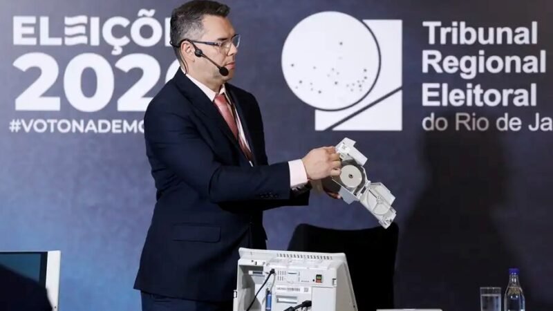 Michel Kovacs, secretário de tecnologia da informação do TRE, mostra a estrutura interna da urna eletrônica/Fernando Frazão/Agência Brasil