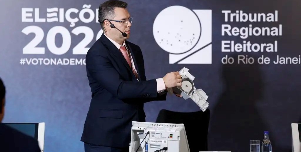 Michel Kovacs, secretário de tecnologia da informação do TRE, mostra a estrutura interna da urna eletrônica/Fernando Frazão/Agência Brasil