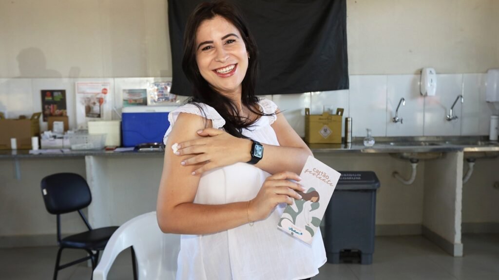 Priscila Perroni foi até o posto de saúde para ser imunizada e evitar doenças em seu filho que vai nascer em breve/Divulgação