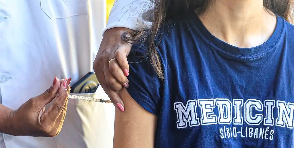 Menina recebe o imunizante contra o sarampo na Estação Metrô Tucuruvi, em São Paulo/Paulo Pinto/Agência Brasil