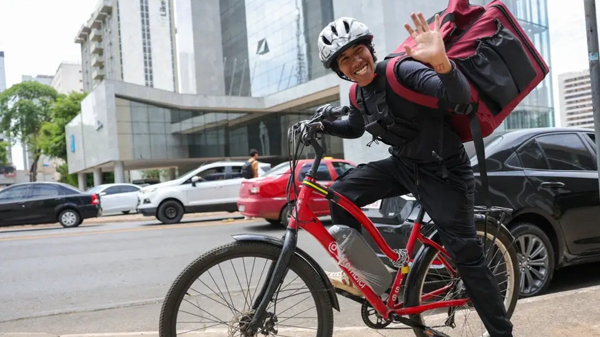 Entregador de bike Ivan Gabriel DF entregas Misto Brasil