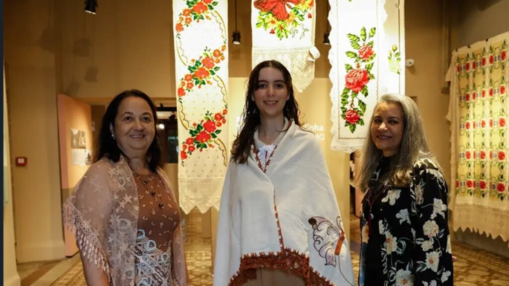 Maria Aparecida , Monique Sthefany e Ilma Gonçalves na mostra Arte Têxtil de Turmalina, em Jequitinhonha (MG)/Fernando Frazão/Agência Brasil