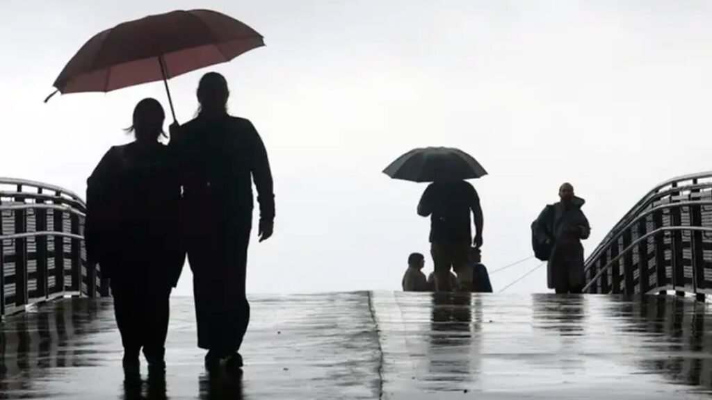 Pedestres se protegem da chuva no fiinal de tarde na região do Ibirapuera, na cidade de São Paulo/Paulo Pinto/Agência Brasil