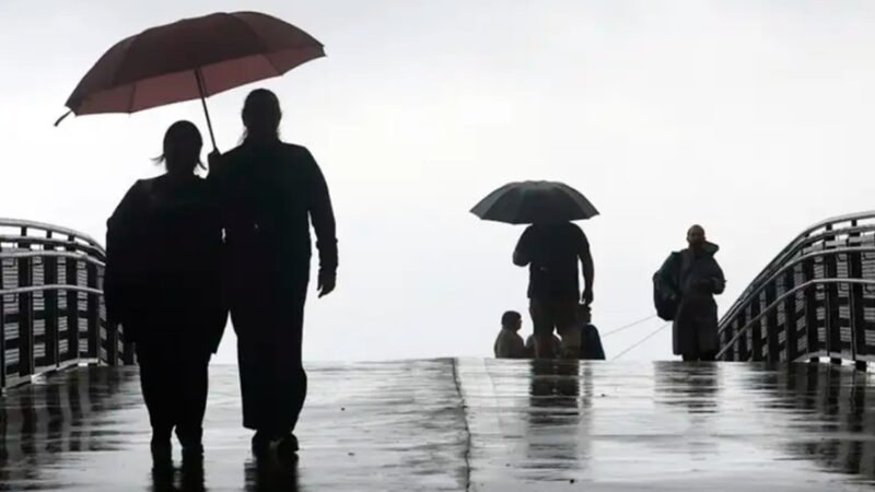 Pedestres se protegem da chuva no fiinal de tarde na região do Ibirapuera, na cidade de São Paulo/Paulo Pinto/Agência Brasil