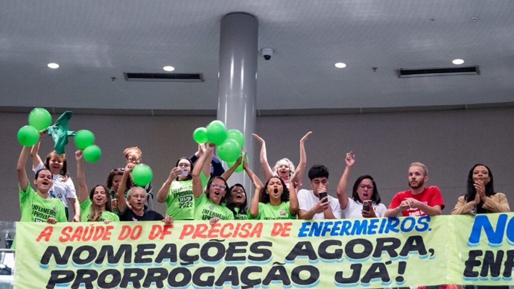 Profissionais da enfermagem fazem uma maniestação por contratações nas galerias da Câmara Legislativa/Sara Marques/Agência CLDF