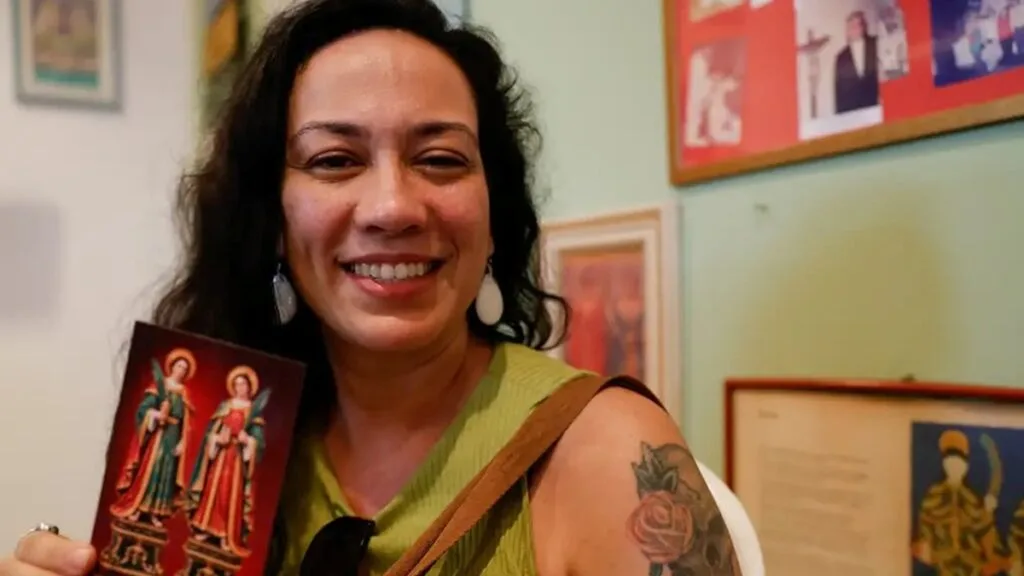 Caroline Pinho de Araújo celebra o Dia de Cosme e Damião na Paróquia de São Cosme e São Damião, no Andaraí/Fernando Frazão/Agência Brasil