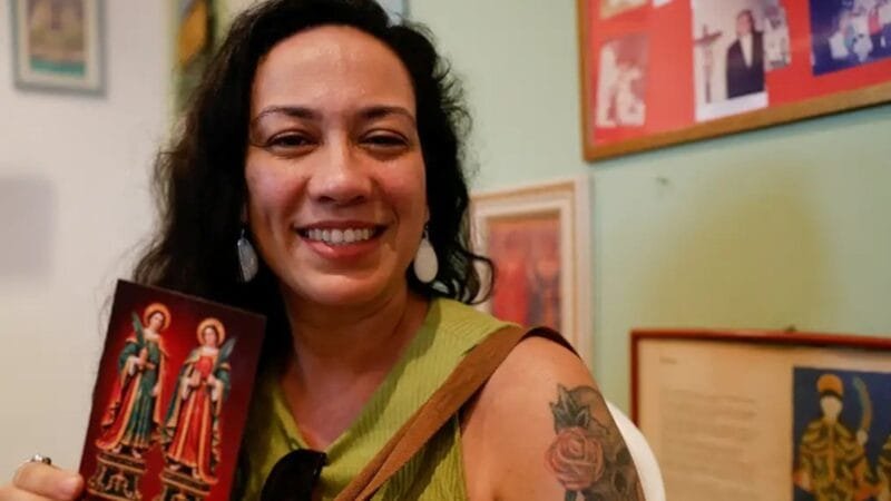 Caroline Pinho de Araújo celebra o Dia de Cosme e Damião na Paróquia de São Cosme e São Damião, no Andaraí/Fernando Frazão/Agência Brasil