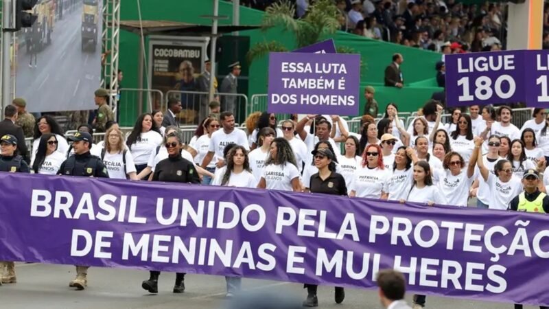 No desfile do 7 de Setembro, na Esplanada dos Ministérios, uma advertência para combater a violência de gênero/Fabio Rodrigues-Pozzebom/Agência Brasil