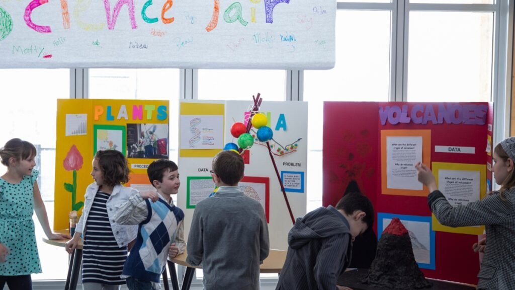 Feira de inovação escolar reúne mais de 40 projetos na capital