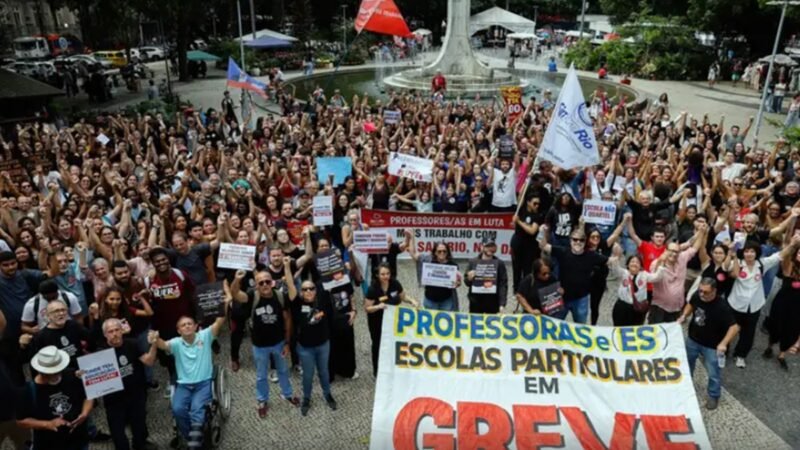 Professores das escolas particulares do Rio, em greve por reajuste salarial e outras reivindicações, protestam no Largo do Machado/Fernando Frazão/Agência Brasil
