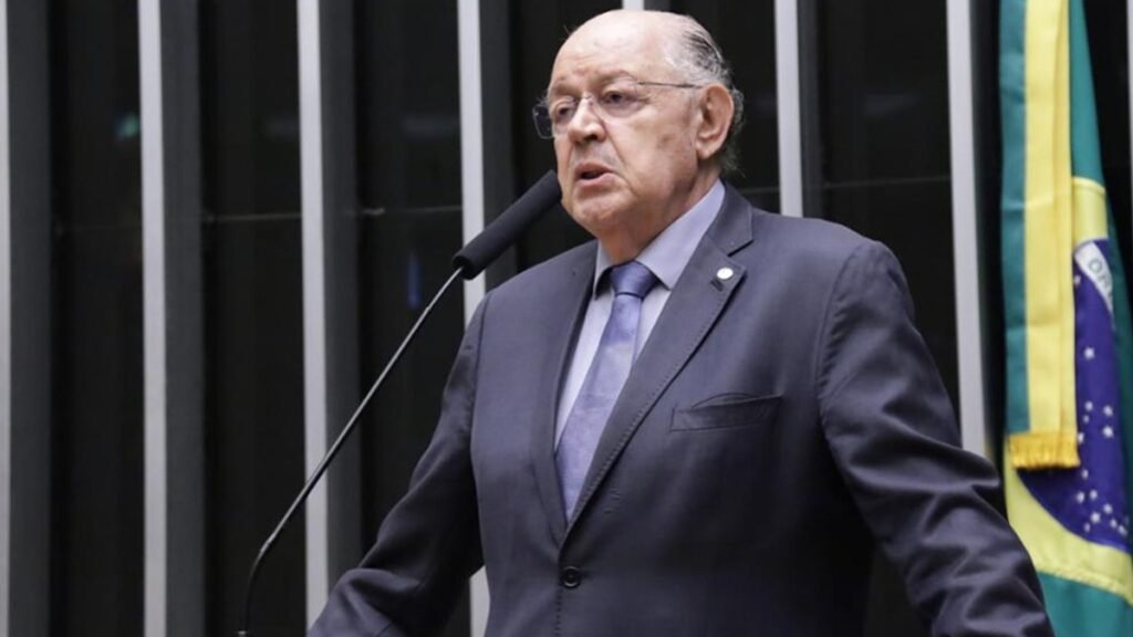 Luiz Carlos Hauly na tribuna da Câmara nos seus últimos meses como deputado em seu oitavo mandato parlamentar/Thiago Cristino /Câmara dos Deputados