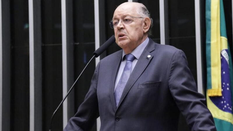 Luiz Carlos Hauly na tribuna da Câmara nos seus últimos meses como deputado em seu oitavo mandato parlamentar/Thiago Cristino /Câmara dos Deputados
