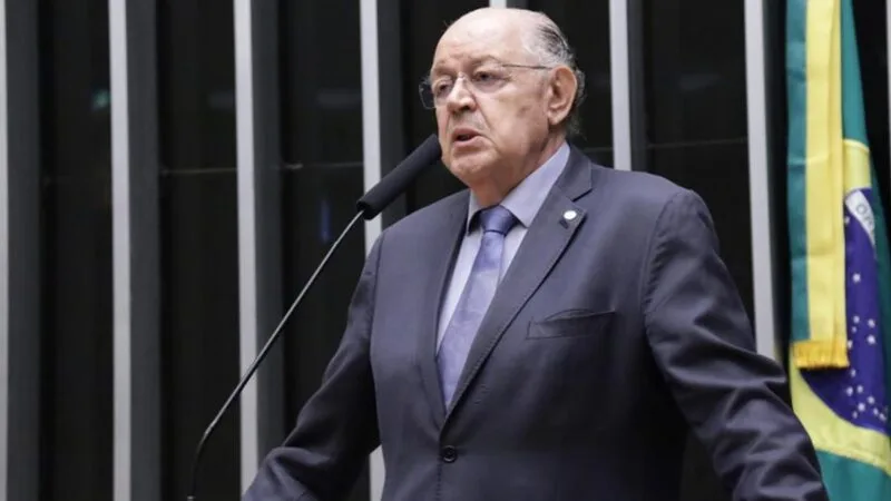 Luiz Carlos Hauly na tribuna da Câmara nos seus últimos meses como deputado em seu oitavo mandato parlamentar/Thiago Cristino /Câmara dos Deputados