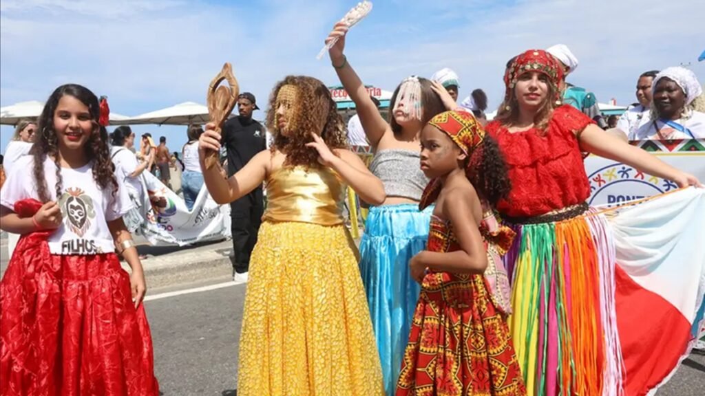Meninas na manifestação da 19ª Caminhada em Defesa da Liberdade Religiosa, com o tema Se o Estado é laico de verdade, dá palco e liberdade, em Copacabana/Rovena Rosa/Agência Brasil