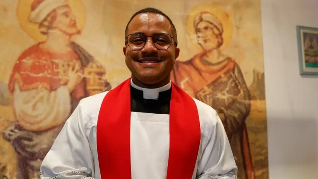 Luiz Gustavo Menezes do Nascimento, padre que celebrou o Dia de Cosme e Damião na Paróquia de São Cosme e São Damião, no Andaraí/Fernando Frazão/Agência Brasil