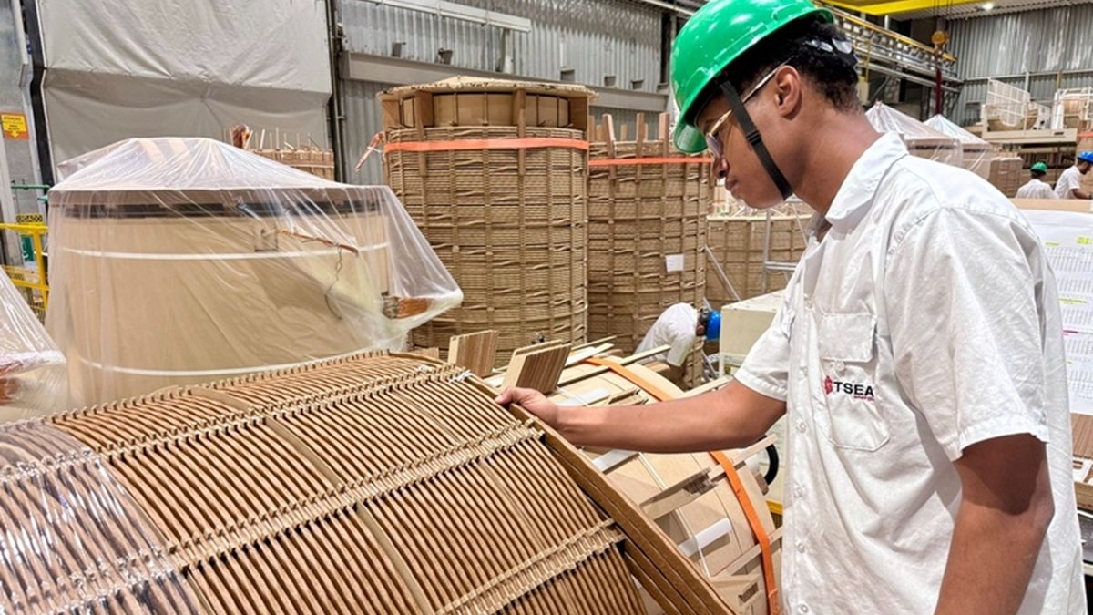 Trabalhador fábrica fabricação emprego Misto Brasil
