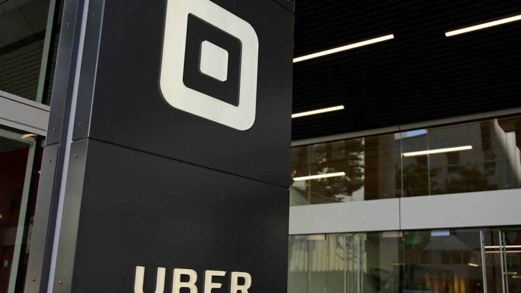 Uber demite 3,3 mil e reduz camadas para acelerar decisões