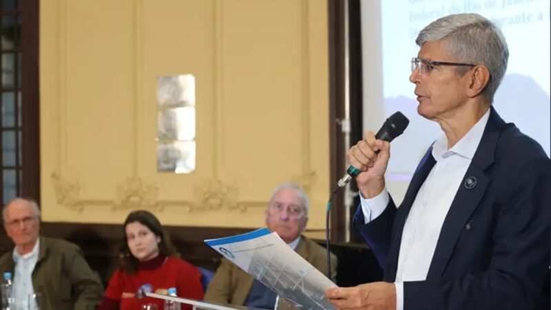 Roberto de Andrade Medronho, reitor da Universidade Federal do Rio de Janeiro, na diplomação póstuma de estudantes e professores UFRJ/Rovena Rosa/Agência Brasil