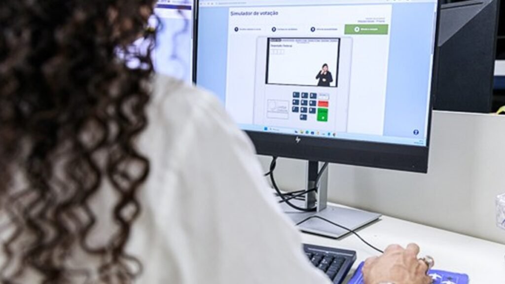 Técnica da justiça eleitoral testa no computador a urna eletrônica que será usada nas eleições de outubro/Leobark Rodrigues/TSE
