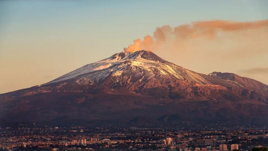 Etna entra em erupção novamente: caos no aeroporto de Catânia