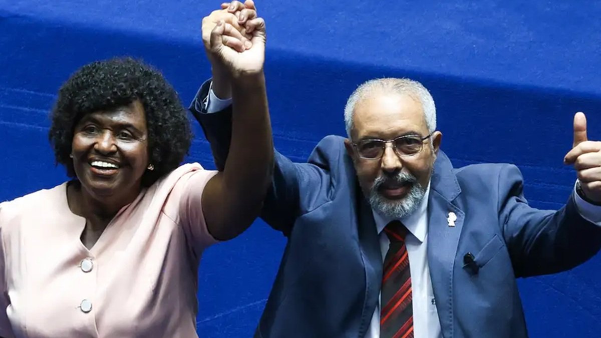 Benedita da Silva e Paulo Paim mãos dadas plenário Senado Misto Brasil