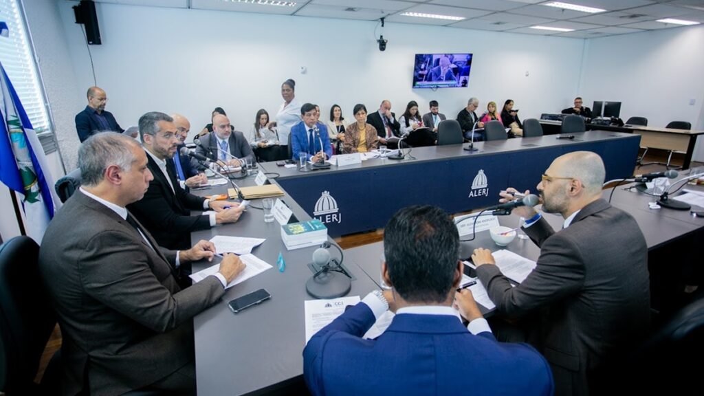 CCJ da Alerj aprova projeto que reclassifica CV e PCC no RJ
