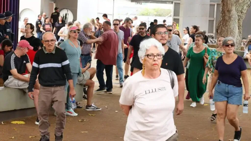 Jovens e idosos votam nas eleições no Distrito Federal