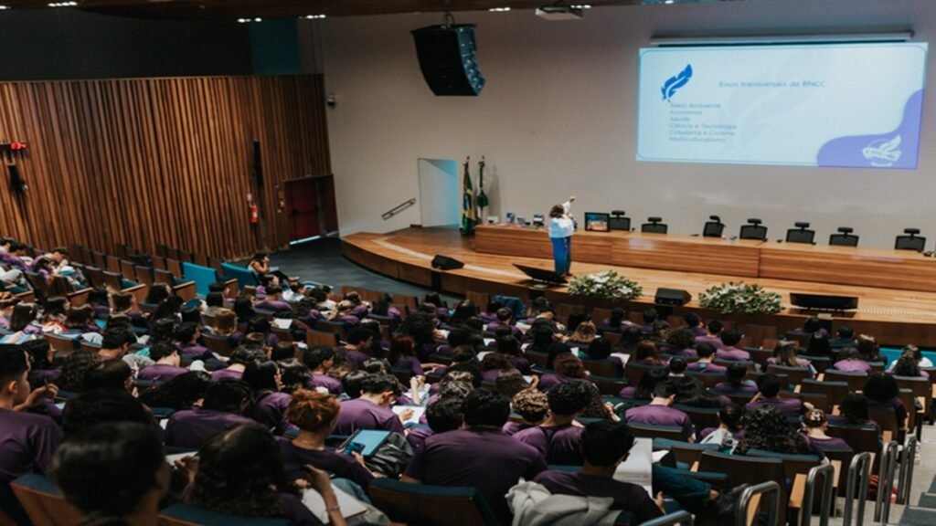 Câmara Legislativa sedia aulão gratuito de redação para o Enem