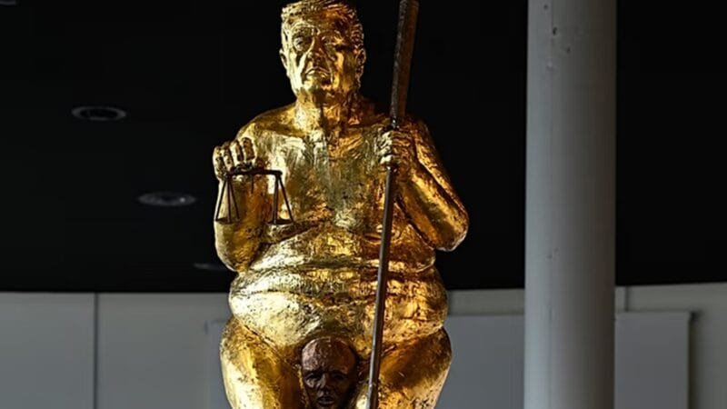 ‘A Praga Laranja’: estátua de Trump nu no Parlamento Europeu