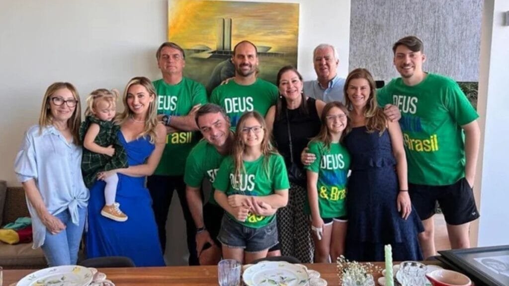 Revista diz que dinastia dos Bolsonaro é pior que Trump