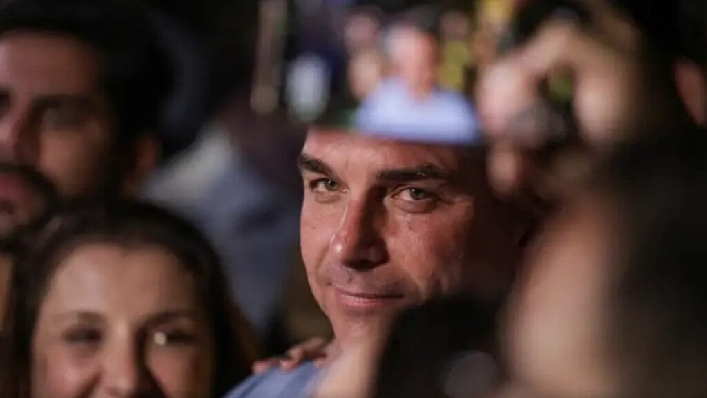 Flávio Bolsonaro durante entrevista sobre as eleições e o desafio para o segundo turno da ampanha eleitoral/Joédson Alves/Agência Brasil
