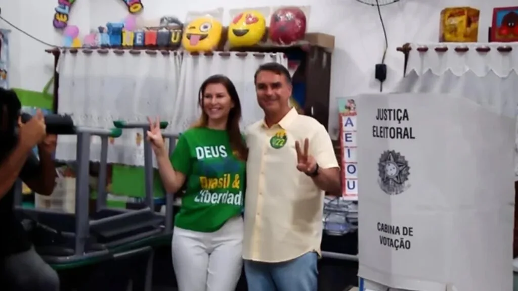 Flávio já votou em escola municipal no Rio de Janeiro
