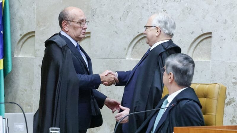 Gilmar Mendes cumprimento o ministro Edson Fachin observados pelo procurador-geral Paulo Gonet antes da sessão de julgamento no Supremo/Antonio Augusto/STF