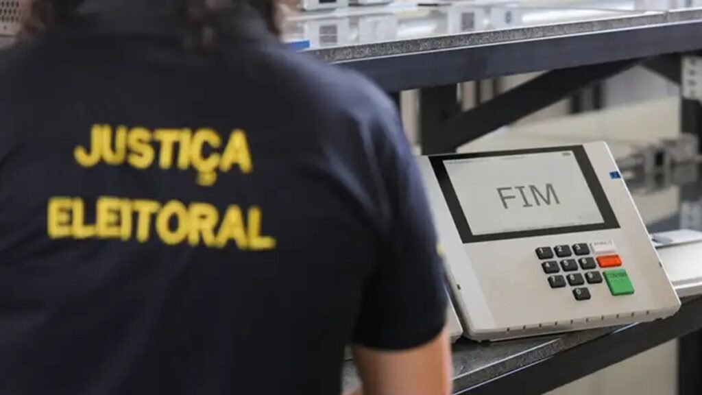 Funcionário do TRE-DF prepara as urnas eletrônicas para o 2º turno das eleições e faz demonstração de teste de integrigade/Fabio Rodrigues-Pozzebom/ Agência Brasil